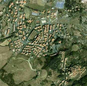 Castelnuovo di val di Cecina visto dal satellite grazie a googlemaps