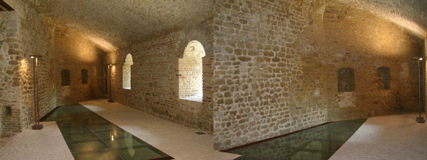 Le stanze interne alla Rocca Sillana sono state ristrutturate, i vetri trasparenti permetto di vedere comè fatta la rocca sotto il pavimento, le calde luci rendono lambiente molto più suggestivo.