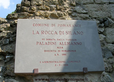 Questa lapide si trova allingresso della Rocca Sillana e riporta che la fortezza è stata donata dalla famiglia Paladini Alemanno nel 1981 A.D. al comune di Pomarance