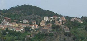 Le case di Larderello tra il verde delle colline Toscane
