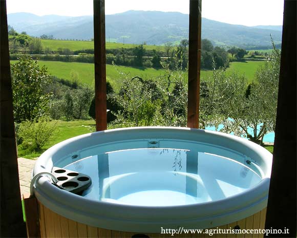 The jacuzzi of Villa Centopino for your Honeymoon