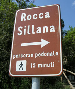 Il cartello indica il sentiero per la Rocca